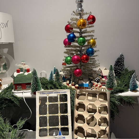 Box of 12 Vintage Christmas Glass Ornaments - Picture 2 of 16